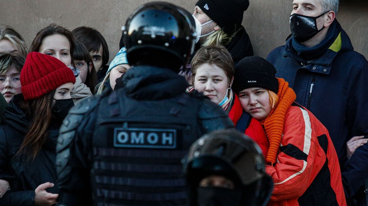 Fotky: Rusové vzdorují Putinovi. Proti válce protestovaly tisíce lidí